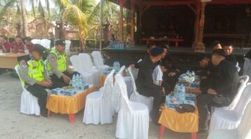 Personel Polsek Buay Madang Timur dan anggota Brimob bersiaga saat melakukan pengamanan kegiatan bakti sosial donor darah di kediaman owner PT Melodi Group, Desa Suka Maju, Kecamatan Buay Madang Timur, OKU Timur.