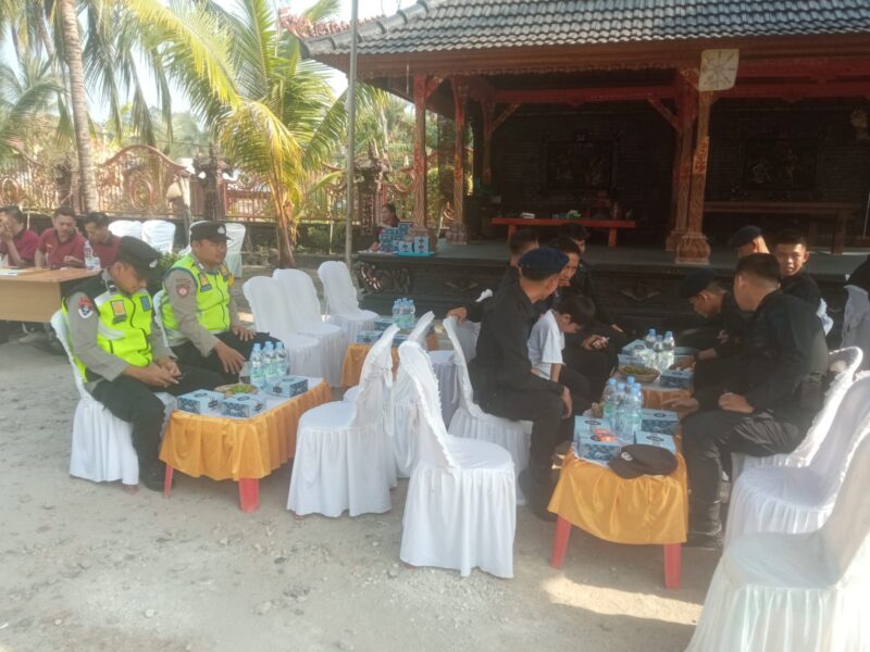 Personel Polsek Buay Madang Timur dan anggota Brimob bersiaga saat melakukan pengamanan kegiatan bakti sosial donor darah di kediaman owner PT Melodi Group, Desa Suka Maju, Kecamatan Buay Madang Timur, OKU Timur. 