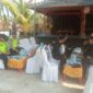 Personel Polsek Buay Madang Timur dan anggota Brimob bersiaga saat melakukan pengamanan kegiatan bakti sosial donor darah di kediaman owner PT Melodi Group, Desa Suka Maju, Kecamatan Buay Madang Timur, OKU Timur. 