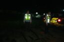 Personel Polsek Buay Madang Timur bersiaga saat menggelar KRYD dan Patroli Subuh di Jalan Desa Banyumas Asri, Kecamatan Buay Madang Timur, OKU Timur. 
