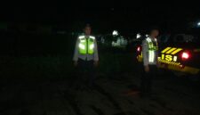 Personel Polsek Buay Madang Timur bersiaga saat menggelar KRYD dan Patroli Subuh di Jalan Desa Banyumas Asri, Kecamatan Buay Madang Timur, OKU Timur.