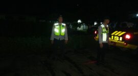 Personel Polsek Buay Madang Timur bersiaga saat menggelar KRYD dan Patroli Subuh di Jalan Desa Banyumas Asri, Kecamatan Buay Madang Timur, OKU Timur. 