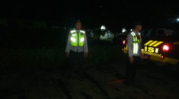 Personel Polsek Buay Madang Timur bersiaga saat menggelar KRYD dan Patroli Subuh di Jalan Desa Banyumas Asri, Kecamatan Buay Madang Timur, OKU Timur.