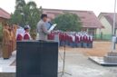 Ps Kanit Binmas Polsek Buay Madang Timur, Bripka Ari Wicaksono, membacakan amanat Dir Binmas Polda Sumsel saat bertindak sebagai Inspektur Upacara di SMAN 1 Buay Madang Timur, OKU Timur. 