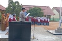 Ps Kanit Binmas Polsek Buay Madang Timur, Bripka Ari Wicaksono, membacakan amanat Dir Binmas Polda Sumsel saat bertindak sebagai Inspektur Upacara di SMAN 1 Buay Madang Timur, OKU Timur. 