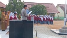 Ps Kanit Binmas Polsek Buay Madang Timur, Bripka Ari Wicaksono, membacakan amanat Dir Binmas Polda Sumsel saat bertindak sebagai Inspektur Upacara di SMAN 1 Buay Madang Timur, OKU Timur.