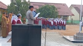 Ps Kanit Binmas Polsek Buay Madang Timur, Bripka Ari Wicaksono, membacakan amanat Dir Binmas Polda Sumsel saat bertindak sebagai Inspektur Upacara di SMAN 1 Buay Madang Timur, OKU Timur. 