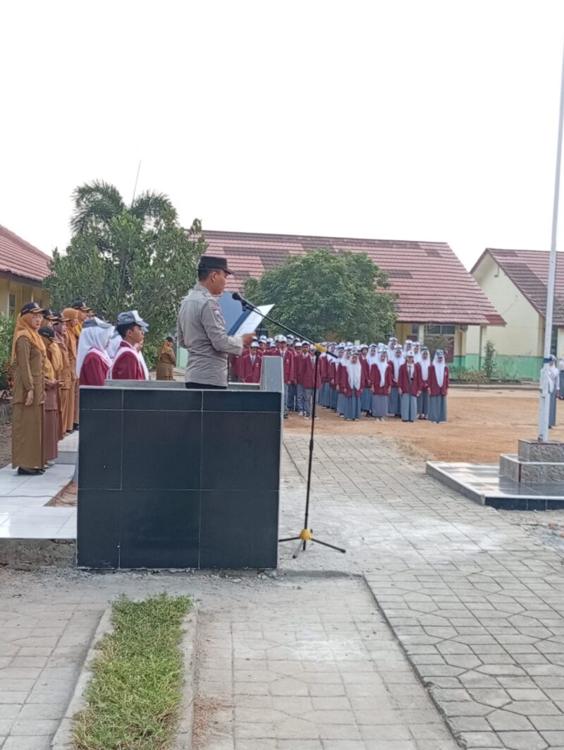 Ps Kanit Binmas Polsek Buay Madang Timur, Bripka Ari Wicaksono, membacakan amanat Dir Binmas Polda Sumsel saat bertindak sebagai Inspektur Upacara di SMAN 1 Buay Madang Timur, OKU Timur. 
