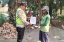 Personil Polsek Buay Madang Timur menyerahkan lembaran Maklumat Kapolda Sumsel mengenai larangan membakar hutan dan lahan kepada salah seorang warga di Desa Sumber Asri, OKU Timur. 