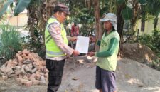 Personil Polsek Buay Madang Timur menyerahkan lembaran Maklumat Kapolda Sumsel mengenai larangan membakar hutan dan lahan kepada salah seorang warga di Desa Sumber Asri, OKU Timur.