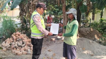 Personil Polsek Buay Madang Timur menyerahkan lembaran Maklumat Kapolda Sumsel mengenai larangan membakar hutan dan lahan kepada salah seorang warga di Desa Sumber Asri, OKU Timur.