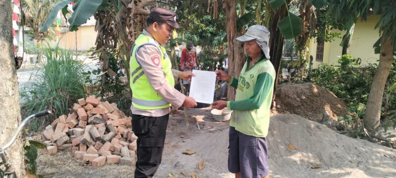 Personil Polsek Buay Madang Timur menyerahkan lembaran Maklumat Kapolda Sumsel mengenai larangan membakar hutan dan lahan kepada salah seorang warga di Desa Sumber Asri, OKU Timur. 