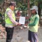 Personil Polsek Buay Madang Timur menyerahkan lembaran Maklumat Kapolda Sumsel mengenai larangan membakar hutan dan lahan kepada salah seorang warga di Desa Sumber Asri, OKU Timur. 