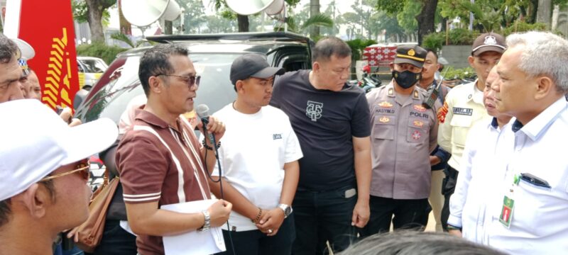 Saat SIRA-PST Gelar Aksi di PN Palembang, Massa Disambut Langsung Juru Bicara PN Palembang, Senin (10/8/2026).