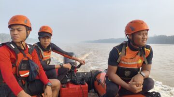 Tim SAR Gabungan saat cari korban di Muara Lalan. Foto: Basarnas Palembang.
