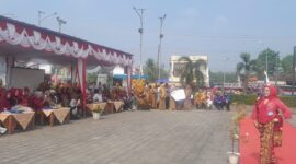 ibu Dermawanita Pariwisata, Eva Sari Dewi Wawan saat melintasi ketwock, dihadapan Para juri dan Ketua Tim Penggerak PKK Empat Lawang