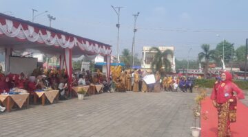 ibu Dermawanita Pariwisata, Eva Sari Dewi Wawan saat melintasi ketwock, dihadapan Para juri dan Ketua Tim Penggerak PKK Empat Lawang