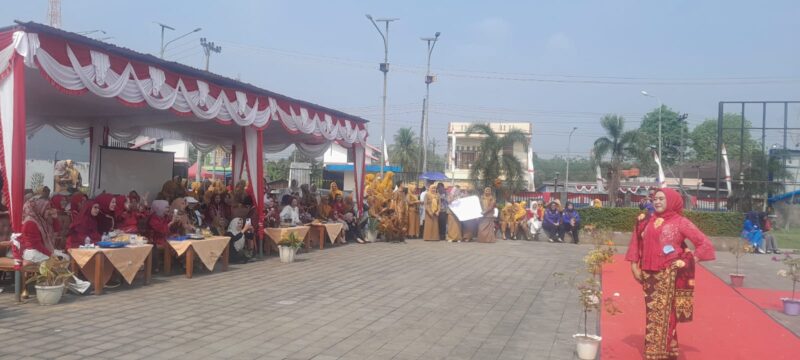 ibu Dermawanita Pariwisata, Eva Sari Dewi Wawan saat melintasi ketwock, dihadapan Para juri dan Ketua Tim Penggerak PKK Empat Lawang