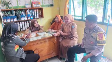 Anggota Bhabinkamtibmas Polsek Buay Madang Timur, Aipda Sahrul, berdialog dengan staf kesehatan dan warga di Puskesmas Pembantu Tanjung Mas, Desa Tanjung Mulya, Kecamatan Buay Madang Timur, Kabupaten OKU Timur. 