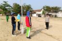 Personel Polsek Buay Madang Timur memberikan instruksi kepada sejumlah anggota Paskibraka saat latihan upacara HUT ke-81 RI di Lapangan Kecamatan Buay Madang Timur, Kabupaten OKU Timur. 