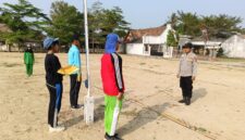 Personel Polsek Buay Madang Timur memberikan instruksi kepada sejumlah anggota Paskibraka saat latihan upacara HUT ke-81 RI di Lapangan Kecamatan Buay Madang Timur, Kabupaten OKU Timur. 