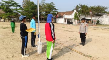 Personel Polsek Buay Madang Timur memberikan instruksi kepada sejumlah anggota Paskibraka saat latihan upacara HUT ke-81 RI di Lapangan Kecamatan Buay Madang Timur, Kabupaten OKU Timur. 