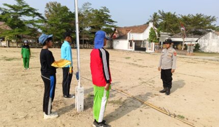 Personel Polsek Buay Madang Timur memberikan instruksi kepada sejumlah anggota Paskibraka saat latihan upacara HUT ke-81 RI di Lapangan Kecamatan Buay Madang Timur, Kabupaten OKU Timur.