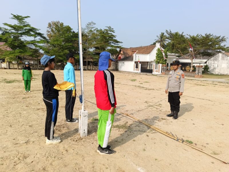 Personel Polsek Buay Madang Timur memberikan instruksi kepada sejumlah anggota Paskibraka saat latihan upacara HUT ke-81 RI di Lapangan Kecamatan Buay Madang Timur, Kabupaten OKU Timur. 