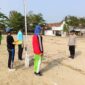 Personel Polsek Buay Madang Timur memberikan instruksi kepada sejumlah anggota Paskibraka saat latihan upacara HUT ke-81 RI di Lapangan Kecamatan Buay Madang Timur, Kabupaten OKU Timur. 