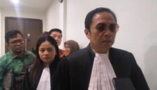 Saat Tim kuasa hukum Dua terdakwa,Dr Darmadi Djufri SH MH saat ditemui di PN Tipikor Palembang, Sealasa (11/8/2026)
