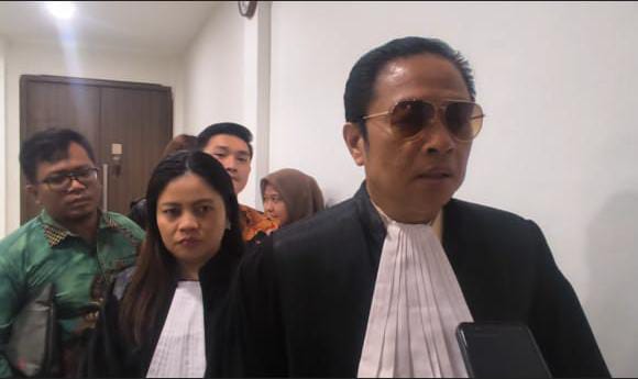 Saat Tim kuasa hukum Dua terdakwa,Dr Darmadi Djufri SH MH saat ditemui di PN Tipikor Palembang, Sealasa (11/8/2026)