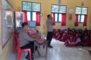 Personil Polsek Buay Madang Timur memberikan arahan dan edukasi Kamtibmas kepada siswa-siswi dalam kegiatan Police Goes To School di SDN 1 Sumber Harjo, Desa Sumber Harjo, Kecamatan Buay Madang Timur, Kabupaten OKU Timur. 