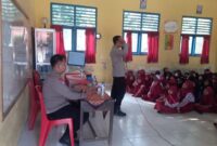 Personil Polsek Buay Madang Timur memberikan arahan dan edukasi Kamtibmas kepada siswa-siswi dalam kegiatan Police Goes To School di SDN 1 Sumber Harjo, Desa Sumber Harjo, Kecamatan Buay Madang Timur, Kabupaten OKU Timur. 