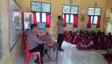 Personil Polsek Buay Madang Timur memberikan arahan dan edukasi Kamtibmas kepada siswa-siswi dalam kegiatan Police Goes To School di SDN 1 Sumber Harjo, Desa Sumber Harjo, Kecamatan Buay Madang Timur, Kabupaten OKU Timur.