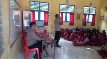 Personil Polsek Buay Madang Timur memberikan arahan dan edukasi Kamtibmas kepada siswa-siswi dalam kegiatan Police Goes To School di SDN 1 Sumber Harjo, Desa Sumber Harjo, Kecamatan Buay Madang Timur, Kabupaten OKU Timur.