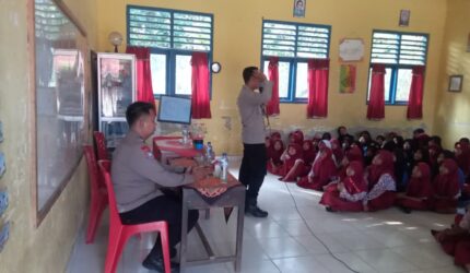 Personil Polsek Buay Madang Timur memberikan arahan dan edukasi Kamtibmas kepada siswa-siswi dalam kegiatan Police Goes To School di SDN 1 Sumber Harjo, Desa Sumber Harjo, Kecamatan Buay Madang Timur, Kabupaten OKU Timur.
