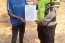Bhabinkamtibmas Polsek Buay Madang Timur Aipda Wisnu Saputra menunjukkan dan menyerahkan lembaran Maklumat Kapolda Sumsel tentang larangan membakar hutan dan lahan kepada seorang warga saat giat mitigasi Karhutla di wilayah Kecamatan Buay Madang Timur, OKU Timur. 