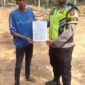 Bhabinkamtibmas Polsek Buay Madang Timur Aipda Wisnu Saputra menunjukkan dan menyerahkan lembaran Maklumat Kapolda Sumsel tentang larangan membakar hutan dan lahan kepada seorang warga saat giat mitigasi Karhutla di wilayah Kecamatan Buay Madang Timur, OKU Timur. 