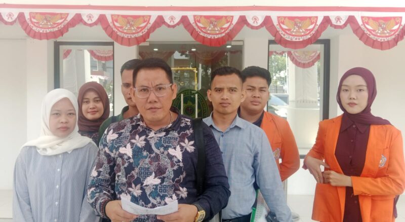Saat Tim kuasa hukum terdakwa Yansori, Sapriadi Syamsudin, SH.MH.ditemui di PN Tipikor Palembang, Rabu (12/8/2026)