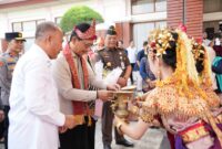 Kajati Sumsel Nurcahyo J.M., S.H., M.H., bersama Ketua IAD Wilayah Sumsel Hanny Nurcahyo disambut Forkopimda dan jajaran Kejati Sumsel di Bandara Sultan Mahmud Badaruddin II Palembang, Rabu (12/8/2026).
