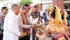 Kajati Sumsel Nurcahyo J.M., S.H., M.H., bersama Ketua IAD Wilayah Sumsel Hanny Nurcahyo disambut Forkopimda dan jajaran Kejati Sumsel di Bandara Sultan Mahmud Badaruddin II Palembang, Rabu (12/8/2026).