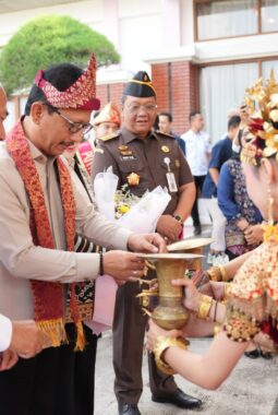 Kajati Sumsel Nurcahyo J.M. Tiba di Bumi Sriwijaya, Disambut Tari Tanggai dan Langsung Beri Arahan Jajaran
