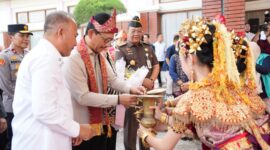 Kajati Sumsel Nurcahyo J.M., S.H., M.H., bersama Ketua IAD Wilayah Sumsel Hanny Nurcahyo disambut Forkopimda dan jajaran Kejati Sumsel di Bandara Sultan Mahmud Badaruddin II Palembang, Rabu (12/8/2026).