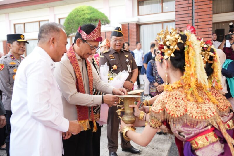 Kajati Sumsel Nurcahyo J.M., S.H., M.H., bersama Ketua IAD Wilayah Sumsel Hanny Nurcahyo disambut Forkopimda dan jajaran Kejati Sumsel di Bandara Sultan Mahmud Badaruddin II Palembang, Rabu (12/8/2026).