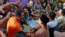 Korban dibawa ke rumah duka. Foto: Basarnas Palembang.
