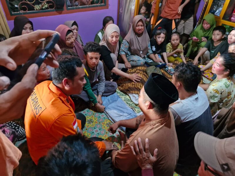 Korban dibawa ke rumah duka. Foto: Basarnas Palembang.