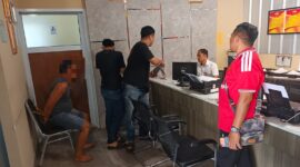 Foto : pelaku diamankan di kantor polisi
