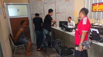 Foto : pelaku diamankan di kantor polisi