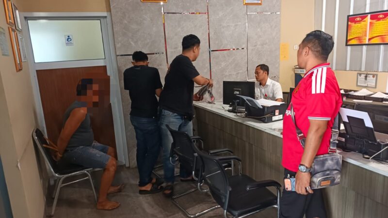 Foto : pelaku diamankan di kantor polisi