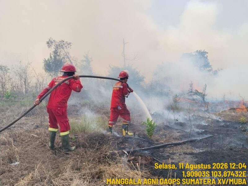 Tim Manggala Agni padamkan api. Foto: Manggala Agni.